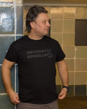 Universität Neukölln T‑Shirt in zeitlosem Schwarz Universität Neukölln T-Shirt der Universität Neukölln