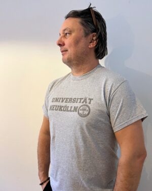 klassisches Universität Neukölln T‑Shirt in zeitlosem Grau