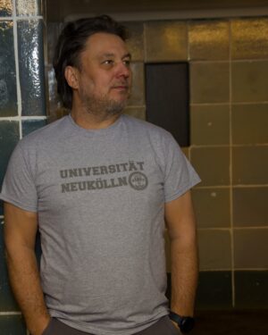 klassisches Universität Neukölln T‑Shirt in zeitlosem Grau Universität Neukölln classic since 1912 T-Shirt der Universität Neukölln