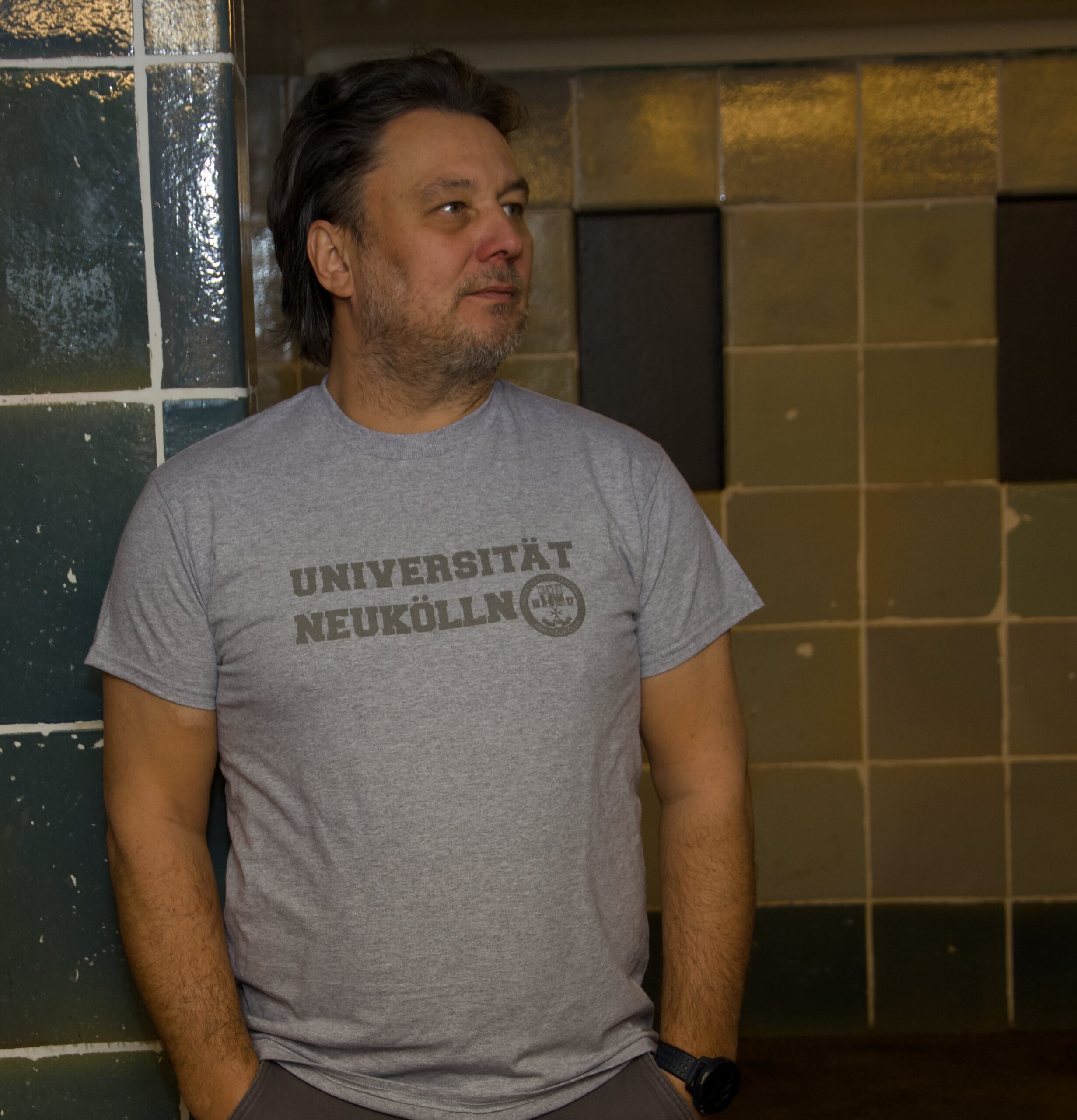 klassisches Universität Neukölln T‑Shirt in zeitlosem Grau Universität Neukölln classic since 1912 T-Shirt der Universität Neukölln