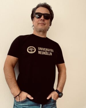 Universität Neukölln T-Shirt in Schwarz mit goldenem Druck